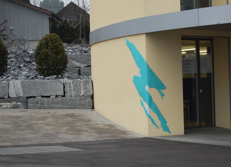 Neu gestrichener Eingangsbereich mit dem türkisen ASM-Pinselstrich an der Wand