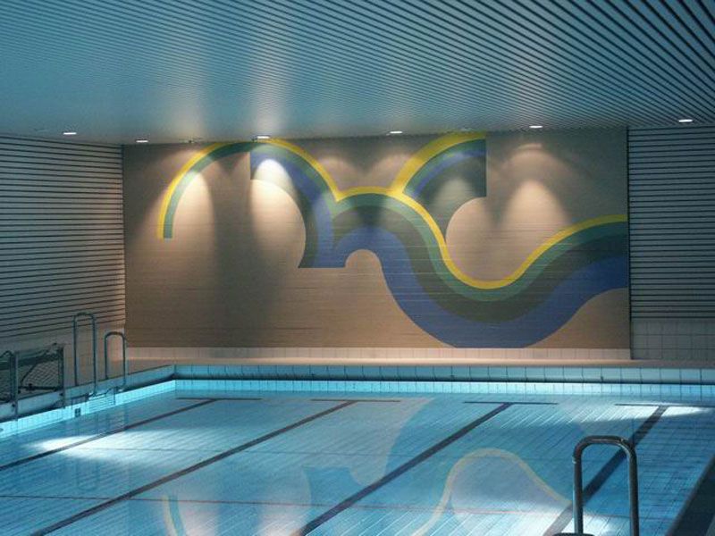 Hallenbad mit farbiger Wandgestaltung in Wellenform