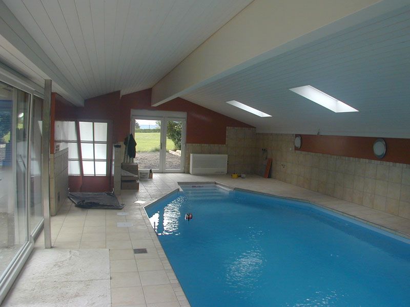 Hallenbad mit frisch gestrichenen Wänden und Decke
